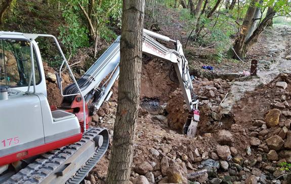 Obras de reparación de la calzada romana en el tramo afectado por las tormentas de marzo del año pasado.