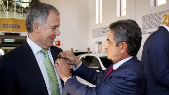 Vidal de la Peña y Miguel Ángel Revilla, en la feria del automóvil de Torrelavega