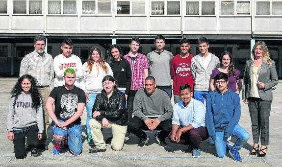  La directora Elena Vicente, y el profesor Eulogio Fernández, acompañando a los alumnos participantes en esta edición Daniel Salas Bustamante, Iván Rumenov Marinov, Pablo Saiz González, Robert Vardanyan Vardanyan, Luis Eduardo Austín Pérez, Marina García Fernández, Pablo Díaz García, Raúl Argos Sánchez, Sara Herrero Peinado, Antonio Gómez Bello, Edison Ibarra Duque, Elías Calderón Arreaga, Jorge Benito Iglesias, Daniel López Olivar, Greys Martínez Uribe, Ignacio Herrerías Santos y Saray Rodríguez Oleiro.