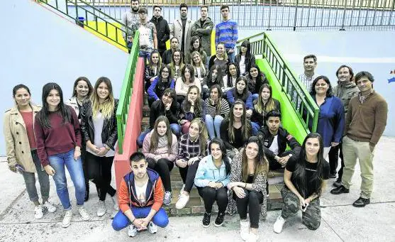 Gemma González Ruiz, directora del centro; los tutores José Antonio Cadelo Viadero, José Casuso Badal, Isabel Seco Velasco y Marcos Fernández Aldaco, junto a los alumnos participantes Ainoa Estébanez Salcines, Marta Fernández Gándara, Miriam Abad Cos, Paula Sánchez Hervás, Sofía González Baraño, Christian Gutiérrez González, Daniela Lima Freitas, Eva Sánchez González, Jeny González Álvarez, Sara López Tresgallo, Ainhoa Morodo Quintanal, Celia Lanza García, Marisa Zarate Escalante, Noelia Fernández Herrera, Cristian Palomera Ramos, Oscar del Campo García, Santiago Roseñada Vieito, Joana Bezanilla López, Lucía del Campo Librando, Saray Chakori Vidal, Alba Merino Gutiérrez, Ana Toribio Caso, Cristina Díaz Carbajales, Elena Pérez Cortabitarte, Veronica Dueñs Hernández, Alexandra Serván, Cristina Salas López, Jessica Yuyas Mendoza, Nancy Huaranga Osorio, Verónica Revuelta Herrero, Evelin Morillo Sánchez, Leticia Zorrilla Ejerina, Sofía Marmolejo Rodríguez, Veronica Pérez Suárez, Azucena Obregón Ruiz, Catalina Sliusari, Marcel Grigoritehi, Paula Díez Rodríguez, Sandra Moreno Sánchez, Alexis Farinango Padilla, Carlota Cea, Iván Marín, Diana Carolina Palacio, Lara Cortiguera Posadas, Rosa Jisela Valzonia, Blanca Tejerina Peces, Maite Moratinos Fernández, Virginia Yllera Noriega, Álvaro Díaz Sáez, Ramón Hernández Vargas y Rubén Ortiz González.