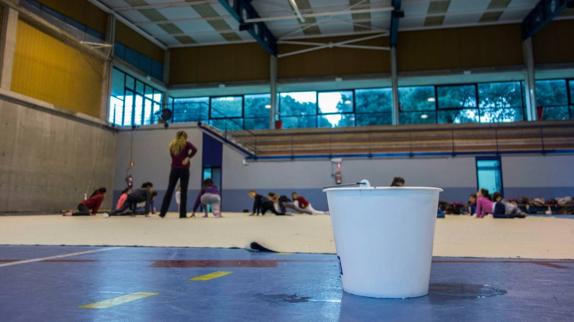 El Pabellón Deportivo de Latas se ha cerrado hasta que el tiempo escampe y se eliminen las goteras.