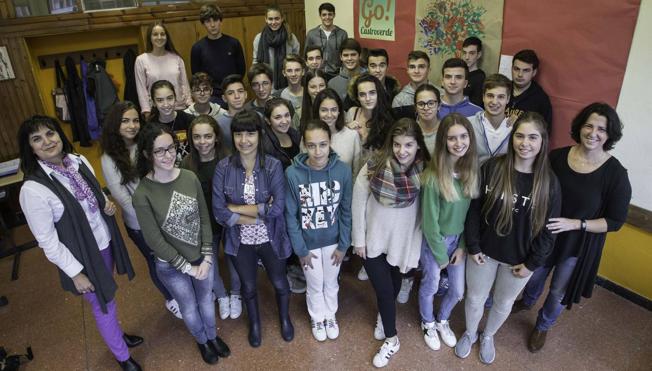 Isabel FernándezArce, directora del colegio, y la profesora Sonia Pacheco, junto a los alumnos Alejandra Enríquez Escalada, Alejandro Esteras Gala, Alejandro Torres González, Antonio Cossío González-Pinto, Blanca Rodríguez Gutiérrez, Carlos Oceja Conde, Elisa Martín Gutiérrez, Fernando Díaz García, Irene Fernández Bolado, Jacobo López Palma, José Antolín de la Vega Toca, Lucía Calleja de Vicente, Lucía Pazos Serrano, María León González, Miguel Restegui Cárcova, Pablo Orta Alonso, Santiago de la Maza Arenas, Teresa Ferreira Collantes, Ana Paula Medina Millán, Claudia Revilla Gutiérrez, David Barder Rodríguez, Gonzalo García-Oliva Gómez-Laínz, Gonzalo Mazo Vaquero, Laura López Sánchez, Lucía Rodríguez González, María Cayetano Espejo, María Guijarro Rojo, María Teja Sánchez, Marta Silva de Arozarena, Nicolás Madariaga Bolado y Patricia Álvarez Nardiz.