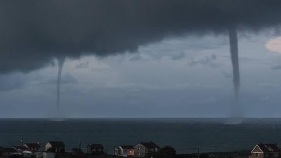Dos de las trombas marinas provocados por el temporal de estos días frente a la costa de Cabo Mayor, en La Maruca.