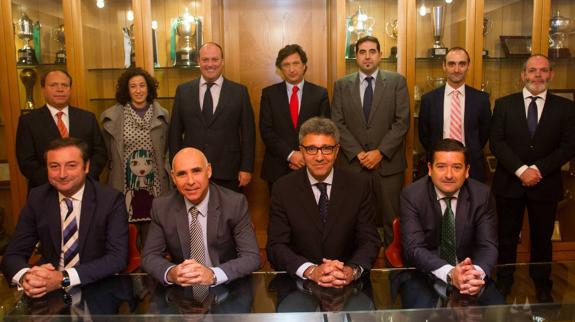 Los consejeros y exconsejeros del Racing posan en una foto de familia tomada el martes en El Sardinero. De izquierda a derecha (de pie), Juan Alberto Oset, Miriam Peña, Juanjo Uriel, Cristóbal Palacio, Daniel Berasategui, Antonio Fariña y Raúl Fernández. Sentados (de izquierda a derecha), Alfredo Pérez, Manolo Higuera, Víctor Diego y Pedro José Ortiz.