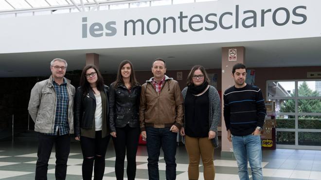 El director del centro NorbertoGarcía, y el tutor Rodolfo Gutiérrez, con los alumnos Alicia Ribas Amigo, Andrea Fernández Postigo, Jessica Fernández Serna, María Jorrín Abad y Tania Alonso García.