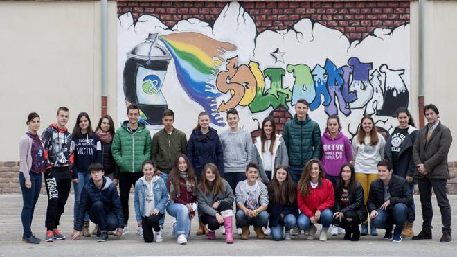 Luis Alberto Ramos, director del colegio, y Myriam Cuesta, profesora, con los alumnos Andrea Puente Pérez, Isabel González González, María García Blanco, María del Vigo Valiente, Tania Puente Fernández, Alba Vázquez Sainz, Andrea Lázaro Fernández, Arantxa González, Urcelay, Irene Rial Portela, Andrea Rodríguez, Carlota Tejido, Elena González, Laura Argüeso, Alfonso Gregorio González, Álvaro Castro Martín, David Gutiérrez Ruiz, Javier Díez Revilla, Pedro Díez Mantilla, Alonso Vicario Armada, David Mateo Delgado Aguirre, Samuel Cabeza Martínez y Santos Fernández Zamanillo.