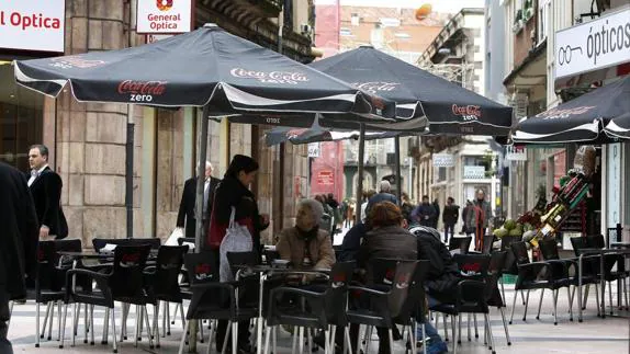Terrazas de una cafetería en una de las calles peatonales del centro de la ciudad.