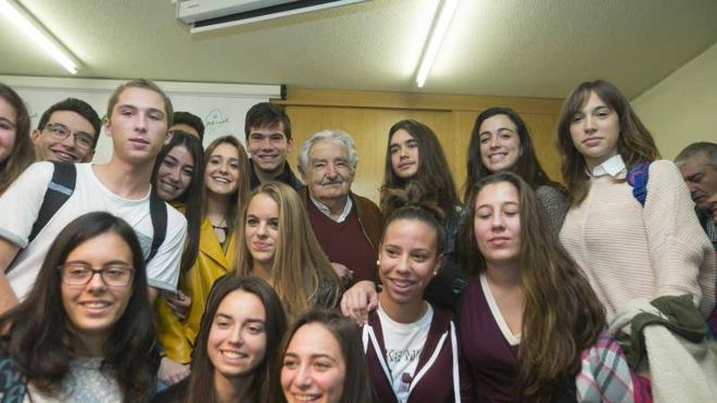 José Mujica, rodeado de jóvenes esta mañana en una abarrotada sala en el IES Alisal.