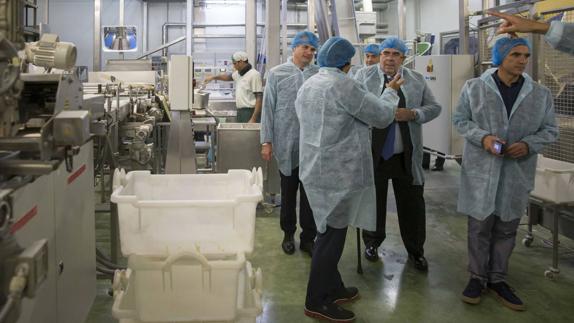 El consejero Jesús Oria, segundo por la derecha, durante su visita va las instalaciones de Panusa en Morero.