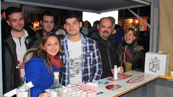 Unos asistentes a la fiesta del orujo de Potes. 