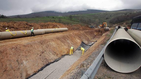 Obras de construcción del Bitrasvase junto al pantano del Ebro en el año 2006. 