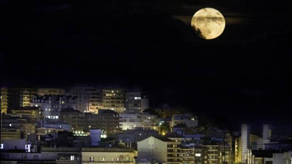 La ‘superluna’ aparece entre las nubes para iluminar la noche de Santander.