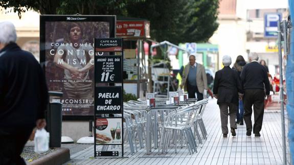 Una terraza de un local, en la acera en Torrelavega.