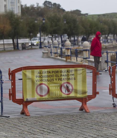 Avenida Manuel García Lago, en El Sardinero, cortada al tráfico.