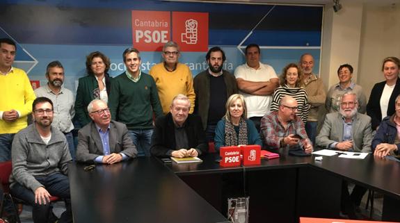 Los alcaldes socialistas de la región se reunieron ayer en Santander para debatir sobre las modificaciones que el Gobierno PRC/PSOE quiere realizar en la ley del Suelo. 