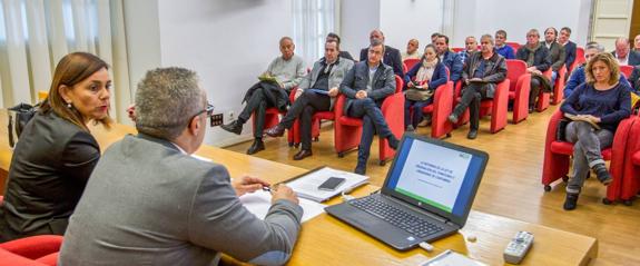 Pedro Hernando y Paula Fernández se reunieron ayer en el Parlamento con los 40 alcaldes regionalistas de Cantabria. 