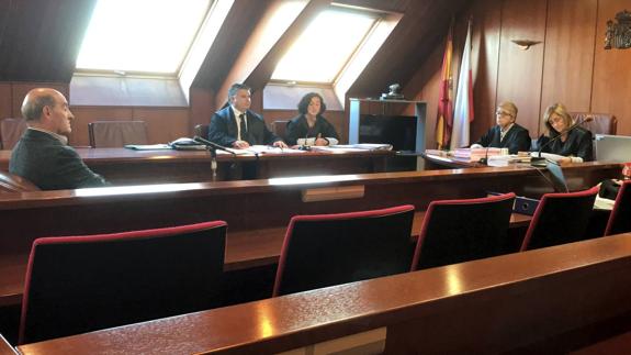 El acusado, a la izquierda, durante el juicio de este lunes. 