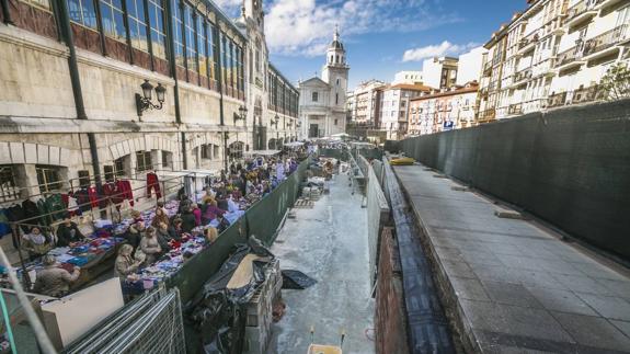 La rampa, cuya base está en construcción, volará sobre los puestos de los ambulantes.