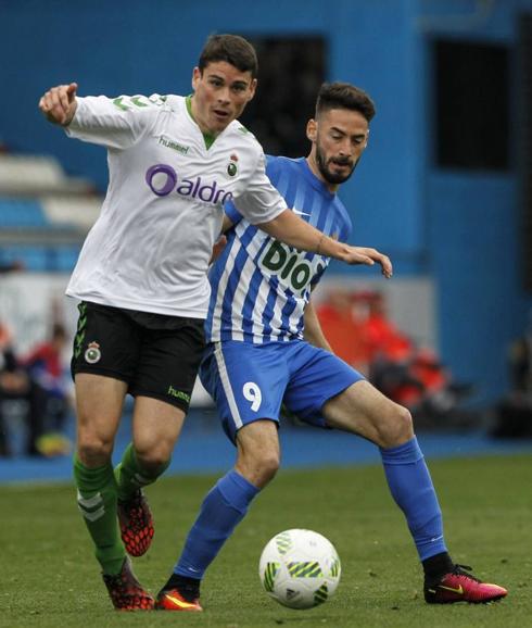 Sergio Ruiz, a la izquierda, durante el partido ante la Ponferradina.