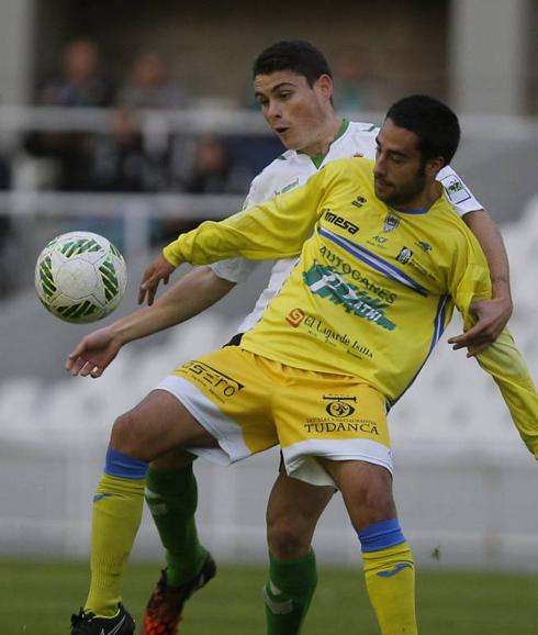 El lesionado Sergio Ruiz (detrás), en el partido ante la Arandina.