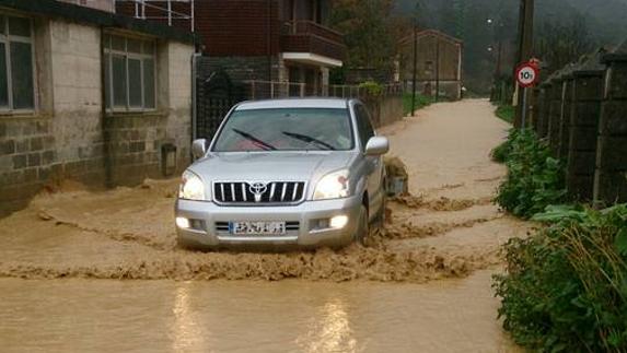 El agua procedente del pozo que se desbordó y rompió el canal anegó las calles del barrio de Trebuesto. 