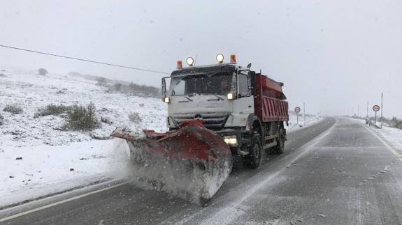 Carretera de subida a Brañavieja este miércoles. 
