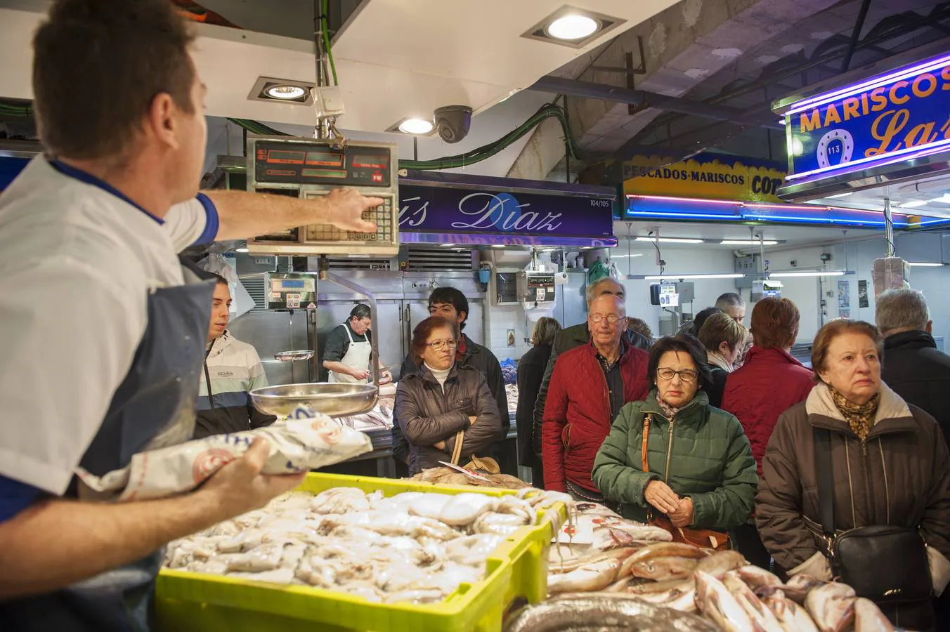 En pescados Costas, que estaba lleno el pasado martes, el rape –piezas de entre cuatro y seis kilos– estaba a 9,90 euros/kilo 