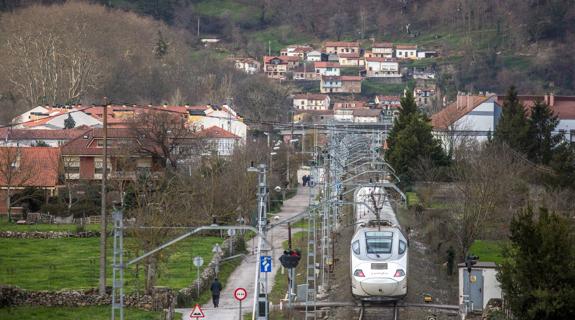 Un tren de Renfe a su paso por Las Fraguas. 