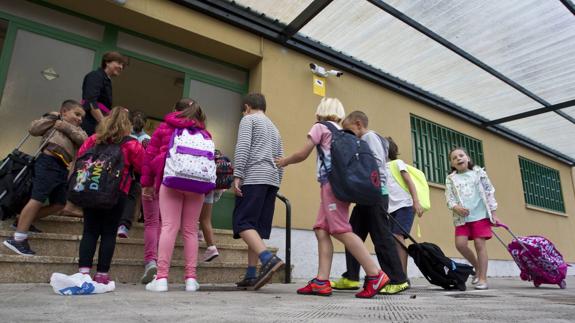 Escolares entran al colegio María Sanz de Sautuola, en Santander.