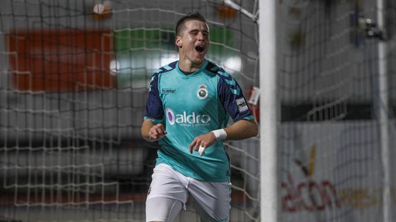 Aquino celebra uno de los goles marcados de falta directa.