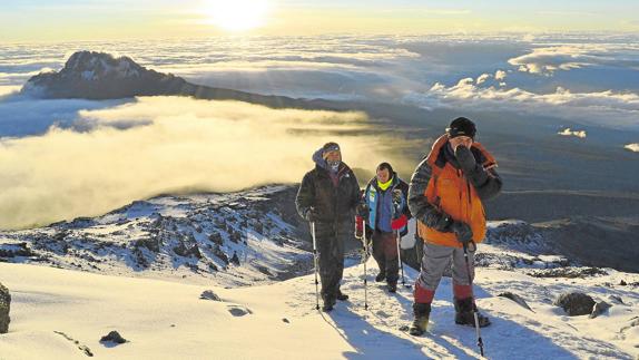 Roberto Ceballos, en primer término, seguido de Jesús Bustamante y José Luis Andrés Fernández, en la cima del Kilimanjaro.