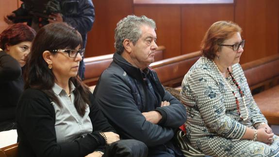 La funcionaria Iciar Muruaga y los exconcejales de Castro Urdiales José Miguel Rodríguez y Elisa Dopico, esta mañana en la Audiencia provincial