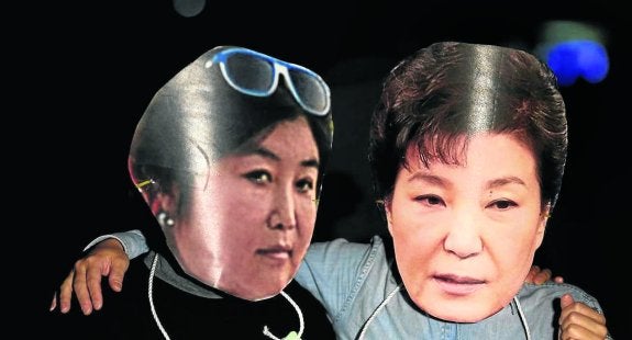 Los manifestantes portaron caretas de Choi Soon-sil y la presidenta Park Geun-hye durante las movilizaciones en las calles de Seúl. ::.