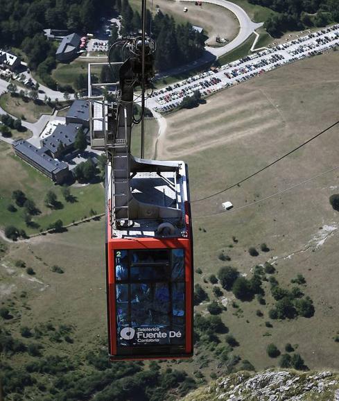 El teleférico lleva más de cincuenta años funcionando y es un activo para Liébana.