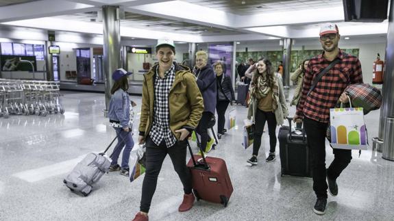 Los primeros viajeros procedentes de Sevilla han aterrizado esta tarde