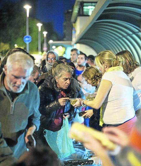 Voluntarios de Confianza Solidaria reparten comida en la Estación del Nord de Barcelona
