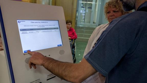 Dispensador de tiques numerados para los turnos de los pacientes en las consultas.