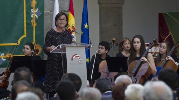 Dolores Gorostiaga, durante su intervención de ayer, junto a los jóvenes músicos de la orquesta de cuerda ‘Aedea’ 