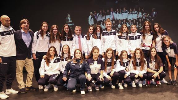 El equipo femenino del Monte, recién ascendido a Segunda División, fue uno de los protagonistas de la tarde en el Palacio de Festivales