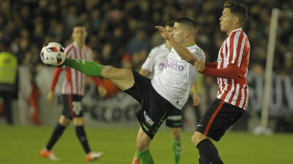 Álvaro Peña, defendido por Elustondo en el partido de ida. 