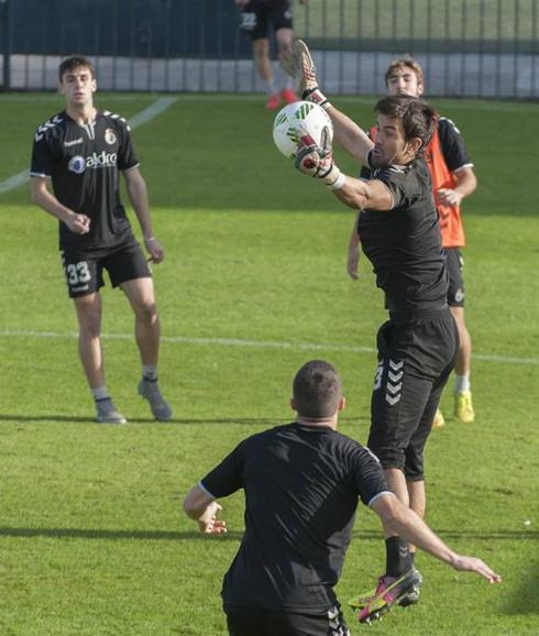 Iván Crespo, en el centro, durante el entrenamiento de ayer en las Instalaciones Nando Yosu de La Albericia.