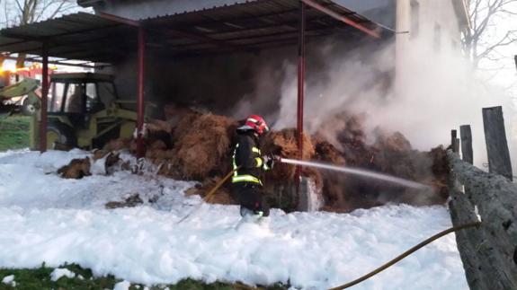 Uno de los bomberos desplazados al lugar, luchando contra el fuego.