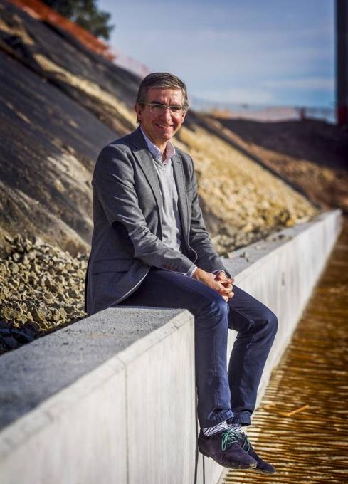 César Díaz, concejal de Urbanismo de Santander, en uno de los tramos de las obras de la Peña del Cuervo.