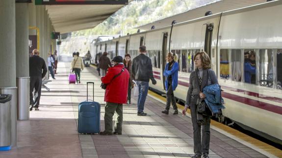 Pasajeros se suben al tren Alvia, que actualmente une Santander con Madrid en 4 horas y 25 minutos