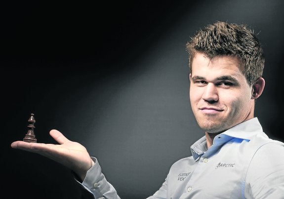 Retrato reciente de Carlsen. En detalle, el cartel de la película sobre su vida. 