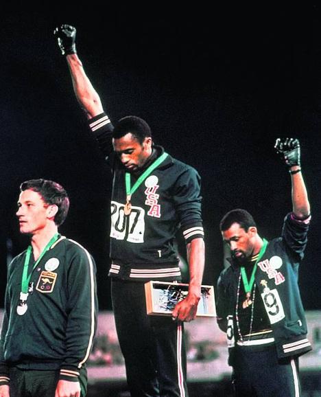 Tommie Smith y John Carlos levantan su puño en México 68 junto al australiano Peter Norman.