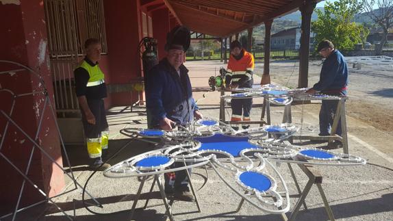 Los expertos en fundición y electricidad han sido los encargados de hacer los adornos luminosos navideños de Los Corrales.