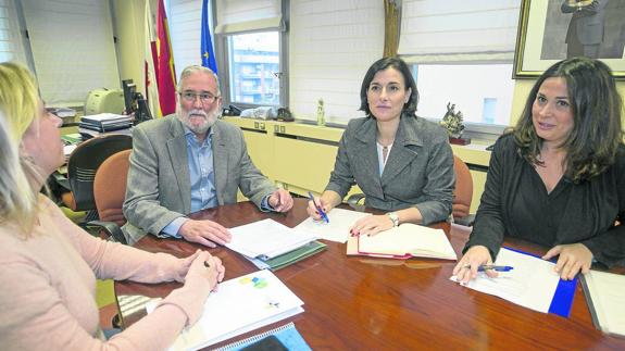 Marina Bolado, Ramón Ruiz, Gema Igual y Miriam Díaz, durante la reunión que mantuvieron en la Consejería de Cultura.