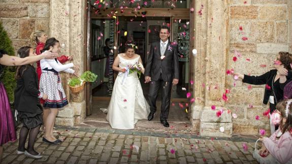 Pareja de recién casados tras una ceremonia civil en 2014 en el Ayuntamiento de San Vicente de la Barquera 