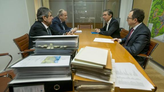 Francisco González Buendía y César Díaz, al fondo, frente a frente, en presencia de dos técnicos de la Dirección General de Urbanismo y el Ayuntamiento. 